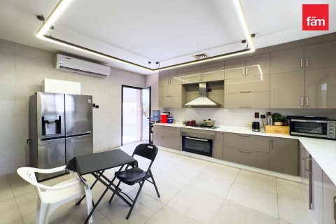 Villa à Dubai, 7 chambres, 1097.1 m², № 46863 - photo 17