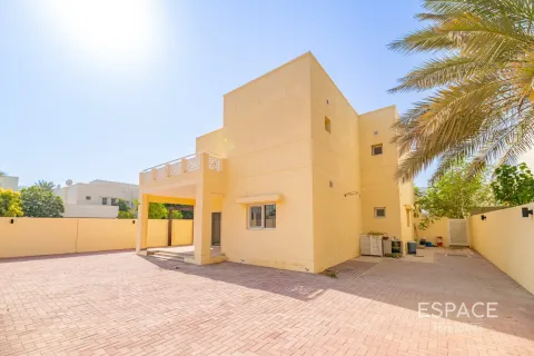 Villa in Meadows, Dubai 4 bedrooms, 381 sq.m. № 71290 - photo 20