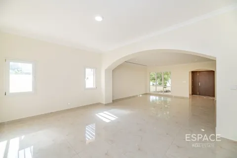 Villa in Meadows, Dubai 4 bedrooms, 381 sq.m. № 71290 - photo 3