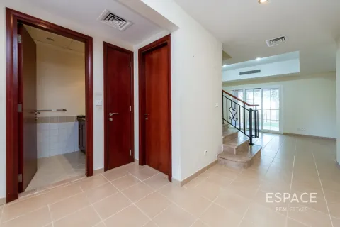 Снять в аренду таунхаус в Арабиан Ранчес, Дубай: 2 спальни, 175м², № 71293 - фото 2