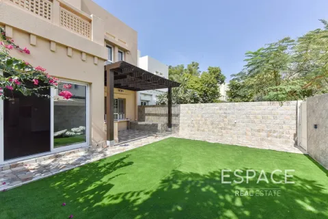 Villa in The Lakes, Dubai 4 bedrooms, 288 sq.m. № 62345 - photo 19