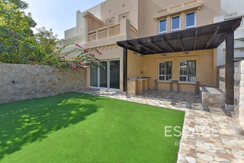 Villa in The Lakes, Dubai 4 bedrooms, 288 sq.m. № 62345 - photo 1