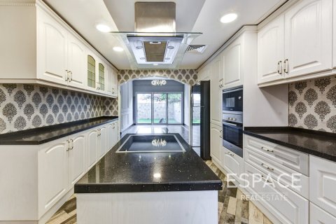 Villa in The Lakes, Dubai 4 bedrooms, 288 sq.m. № 62345 - photo 4