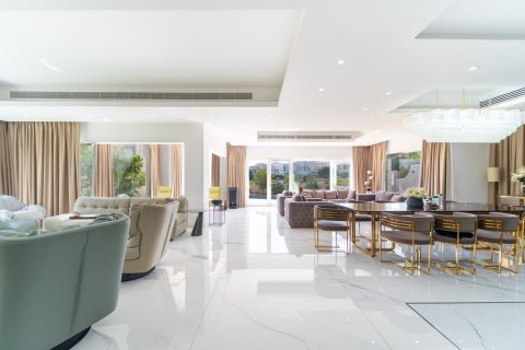 Villa in Dubai 7 bedrooms, 790 sq.m. № 120545