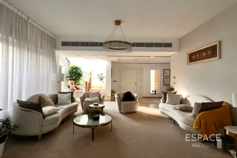 Villa in Legacy Nova Villas, Jumeirah Park, Dubai 4 bedrooms, 511 sq.m. № 62173 - photo 1