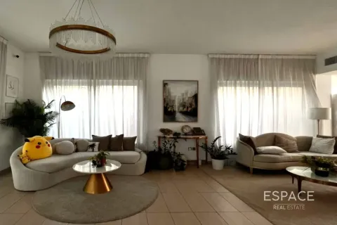 Villa in Legacy Nova Villas, Jumeirah Park, Dubai 4 bedrooms, 511 sq.m. № 62173 - photo 2