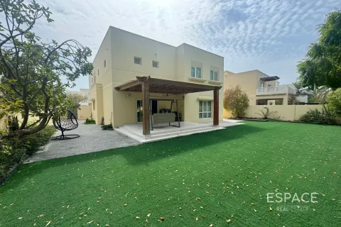 Villa en Meadows, Dubai, 4 dormitorios, 337 m², № 62172 - foto 1