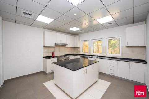 Снять в аренду виллу в Дубае: 5 спален, 483.1м², № 77918 - фото 6