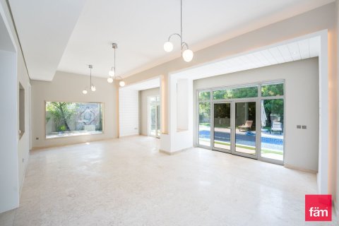 Снять в аренду виллу в Дубае: 5 спален, 483.1м², № 77918 - фото 3