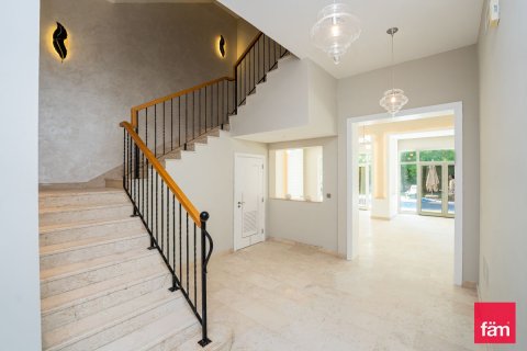 Снять в аренду виллу в Дубае: 5 спален, 483.1м², № 77918 - фото 10