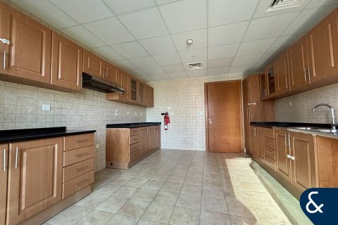 Apartment in Jumeirah Lake Towers, Dubai 2 bedrooms, 153 sq.m. № 74994 - photo 4