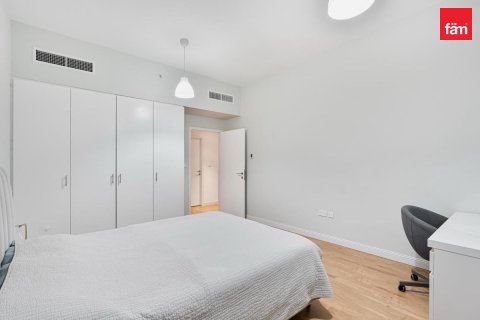 Снять в аренду квартиру в Дубае: 4 спальни, 252м², № 115312 - фото 2