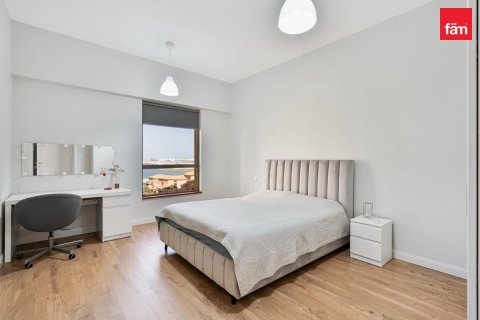 Снять в аренду квартиру в Дубае: 4 спальни, 252м², № 115312 - фото 3