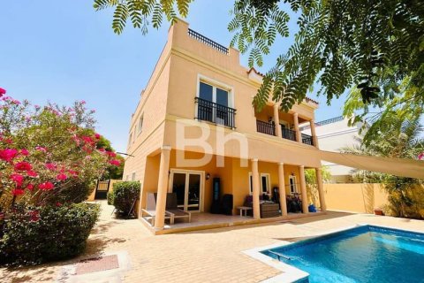 Снять в аренду виллу в The Villa, Дубай: 4 спальни, 560м², № 57282 - фото 1