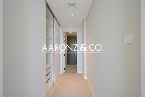 Apartment in Rukan, Dubai 3 bedrooms, 131 sq.m. № 95988 - photo 3