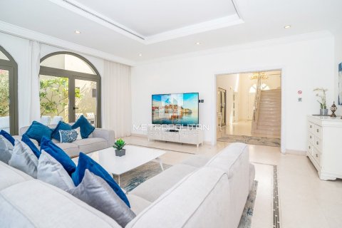 Снять в аренду виллу в Garden Homes, Пальма Джумейра, Дубай: 4 спальни, 624м², № 73160 - фото 5