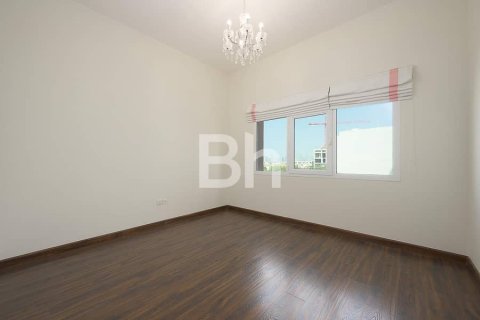 Apartment in Jumeirah Village Triangle, Dubai 2 bedrooms, 184 sq.m. № 22172 - photo 9
