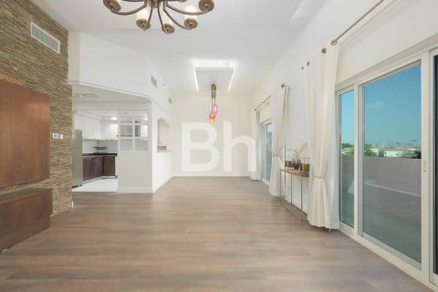 Apartment in Jumeirah Village Triangle, Dubai 2 bedrooms, 184 sq.m. № 22172 - photo 1