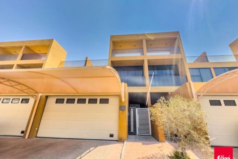 Снять в аренду виллу в Умм-Сукейме, Дубай: 4 спальни, 265.1м², № 69362 - фото 1