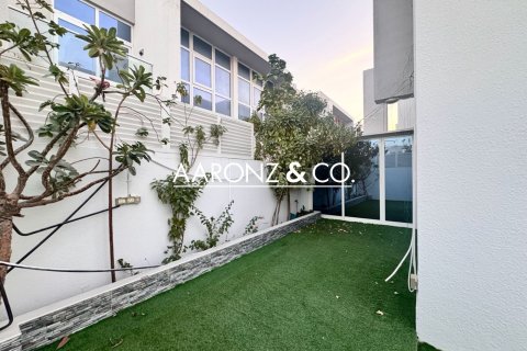 Villa in Dubai 3 bedrooms, 165 sq.m. № 78407 - photo 3