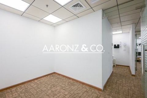 Office in Jumeirah Lake Towers, Dubai 156.9 sq.m. № 78408 - photo 1