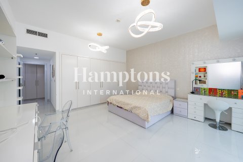 Apartment in Emirates Crown, Dubai Marina, Dubai 3 bedrooms, 360.464 sq.m. № 111224