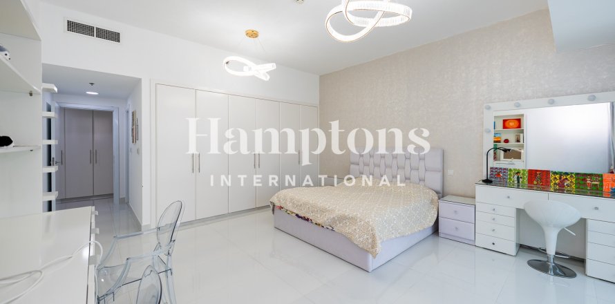 Apartamento en Emirates Crown, Dubai Marina, Dubai, 3 dormitorios, 360.464 m², № 111224