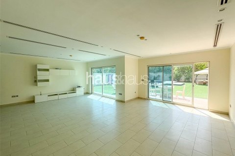Villa in Legacy, Jumeirah Park, Dubai 4 bedrooms, 759 sq.m. № 44528 - photo 2