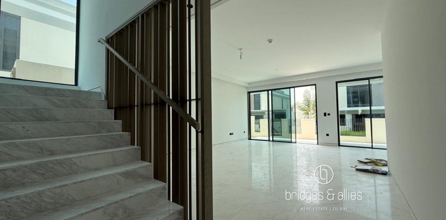 Villa en Dubai, 4 dormitorios, 432 m², № 77205
