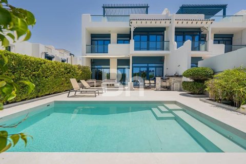Villa in Palm Jumeirah, Dubai 5 bedrooms, 327 sq.m. № 21395 - photo 1
