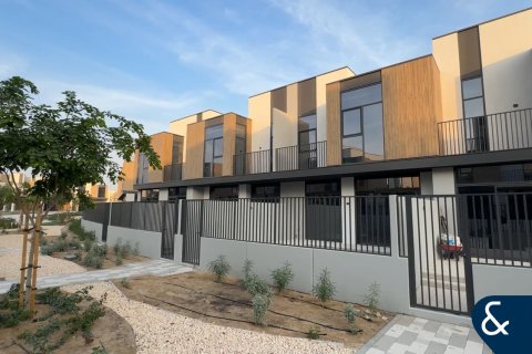 Снять в аренду виллу в Мудоне, Дубай: 3 спальни, 206м², № 79049 - фото 1