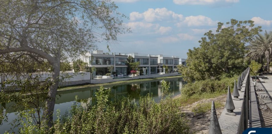 Villa in Jumeirah Islands, Dubai 4 bedrooms, 1026 sq.m. № 79048