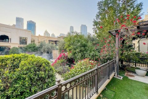 Apartamento en Old Town, Dubai, 2 dormitorios, 179 m², № 98117 - foto 2