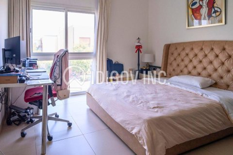Villa in Al Barsha, Dubai 3 bedrooms, 266 sq.m. № 50924 - photo 14