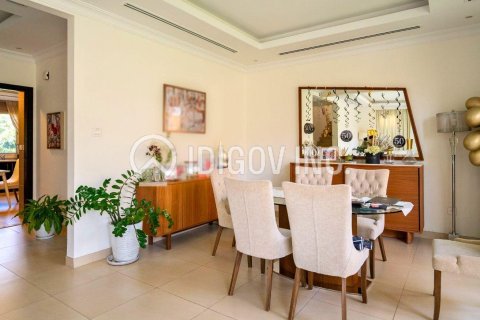 Villa in Al Barsha, Dubai 3 bedrooms, 266 sq.m. № 50924 - photo 7