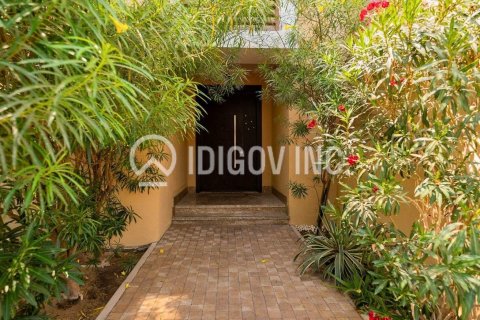 Villa in Al Barsha, Dubai 3 bedrooms, 266 sq.m. № 50924 - photo 17