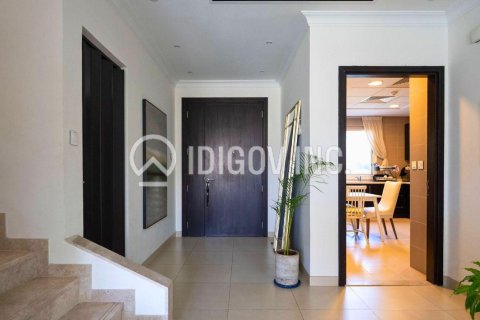 Villa in Al Barsha, Dubai 3 bedrooms, 266 sq.m. № 50924 - photo 10