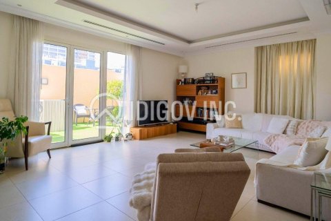 Villa in Al Barsha, Dubai 3 bedrooms, 266 sq.m. № 50924 - photo 1