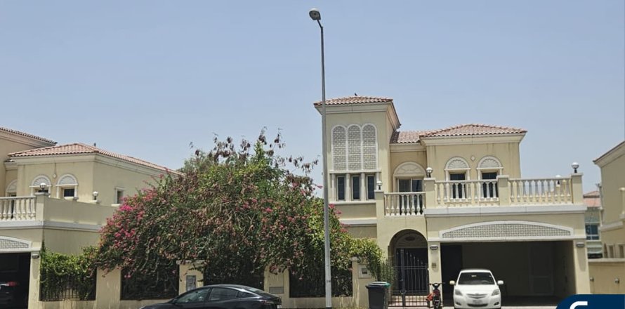 Villa in Jumeirah Village Triangle, Dubai 2 bedrooms, 241 sq.m. № 76397