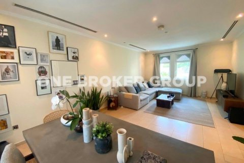 Villa in Jumeirah Park, Dubai 3 bedrooms, 680 sq.m. № 718 - photo 20