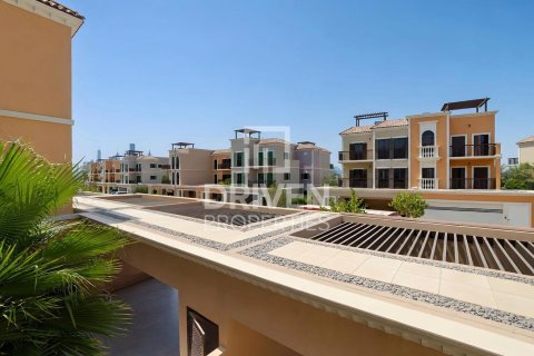 Villa in Jumeirah, Dubai 4 bedrooms, 263.19 sq.m. № 128405 - photo 13