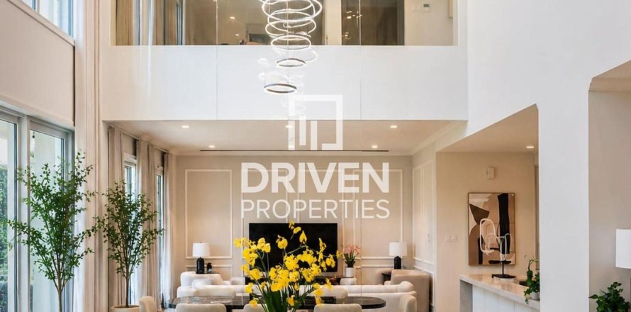 Villa in Jumeirah, Dubai 4 bedrooms, 263.19 sq.m. № 128405