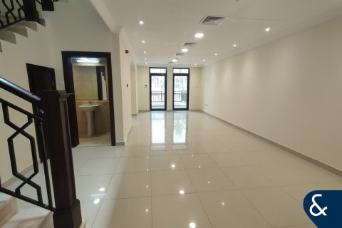 Купить виллу в Джумейра Вилладж Серкл, Дубай: 4 спальни, 395м², № 75691 - фото 1