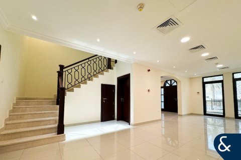Купить виллу в Джумейра Вилладж Серкл, Дубай: 4 спальни, 395м², № 75691 - фото 2