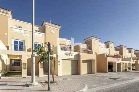 Снять в аренду таунхаус в Dubai Sports City, Дубай: 4 спальни, 247м², № 57712 - фото 1