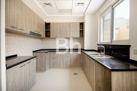 Снять в аренду таунхаус в Dubai Sports City, Дубай: 4 спальни, 247м², № 57712 - фото 11