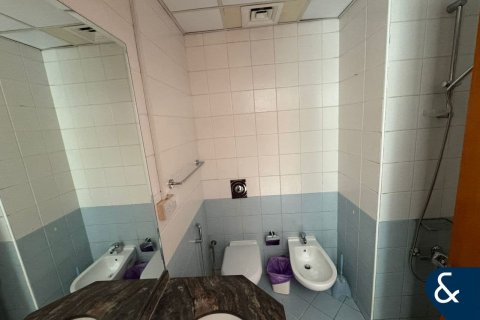 Apartment in Jumeirah Lake Towers, Dubai 2 bedrooms, 145 sq.m. № 98720 - photo 12