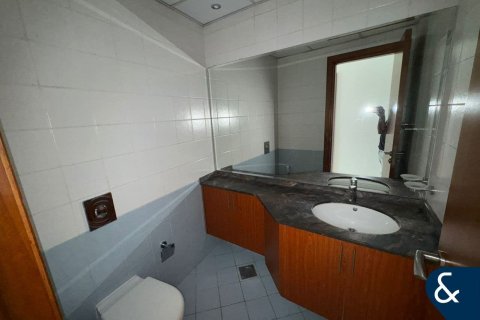 Apartment in Jumeirah Lake Towers, Dubai 2 bedrooms, 145 sq.m. № 98720 - photo 14