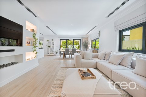 Villa in Legacy, Jumeirah Park, Dubai 4 bedrooms, 327.67 sq.m. № 119347 - photo 2