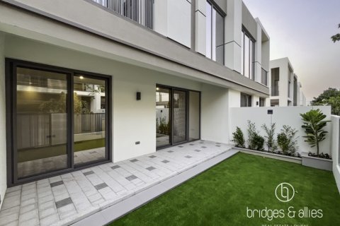 Снять в аренду виллу в Дубае: 3 спальни, 143.8м², № 77142 - фото 1